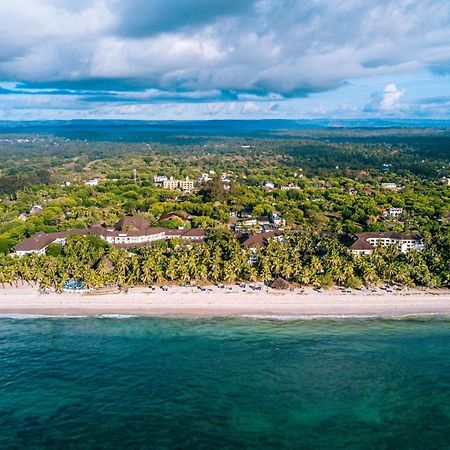 דיאני ביץ' Diani Reef Beach Resort & Spa - Your Beachfront Bliss Awaits מראה חיצוני תמונה Aerial view of the beach
