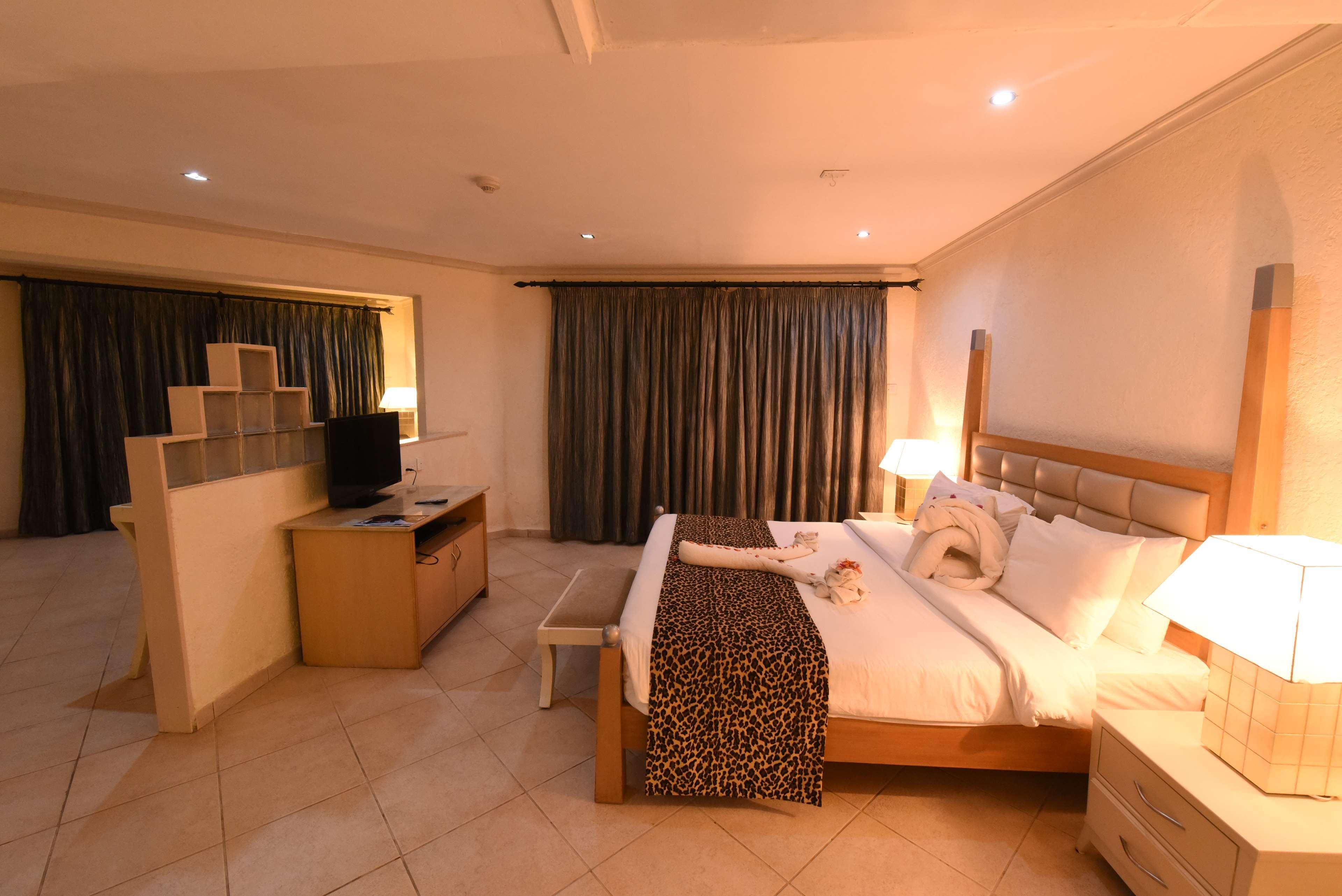 דיאני ביץ' Diani Reef Beach Resort & Spa - Your Beachfront Bliss Awaits מראה חיצוני תמונה A bedroom at the hotel