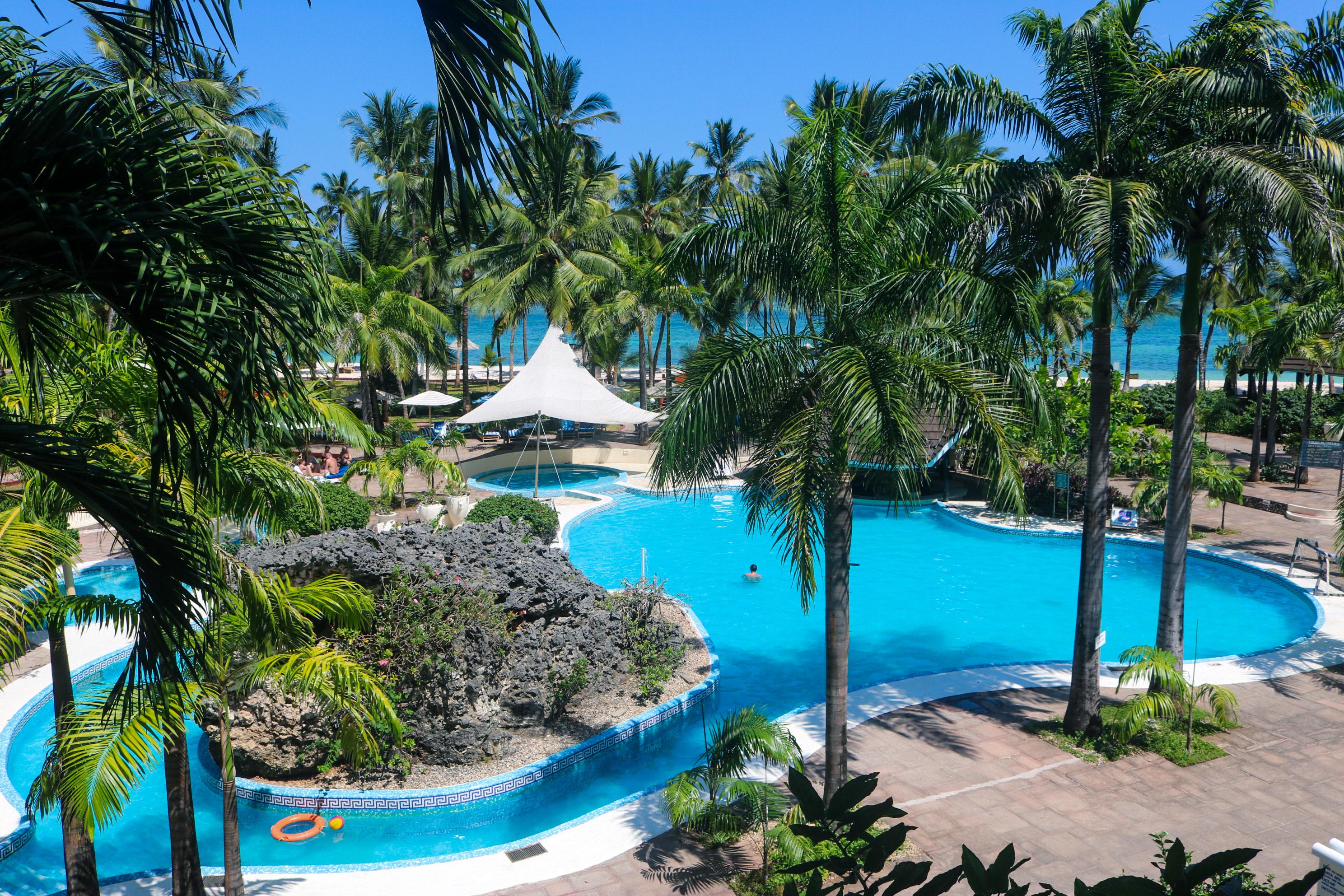 דיאני ביץ' Diani Reef Beach Resort & Spa - Your Beachfront Bliss Awaits מראה חיצוני תמונה The pool at the Sheraton Resort