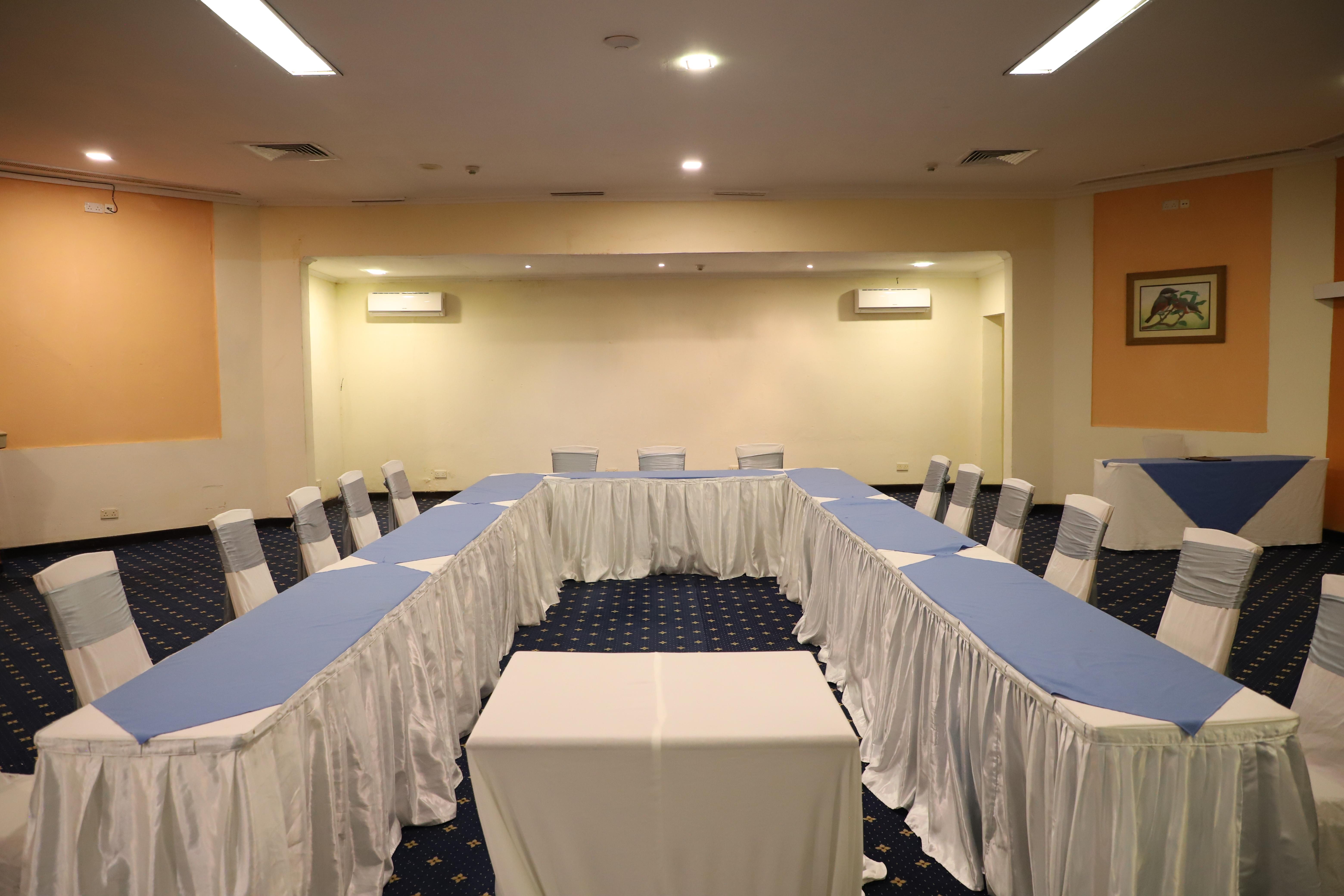 דיאני ביץ' Diani Reef Beach Resort & Spa - Your Beachfront Bliss Awaits מראה חיצוני תמונה U-shaped table layout