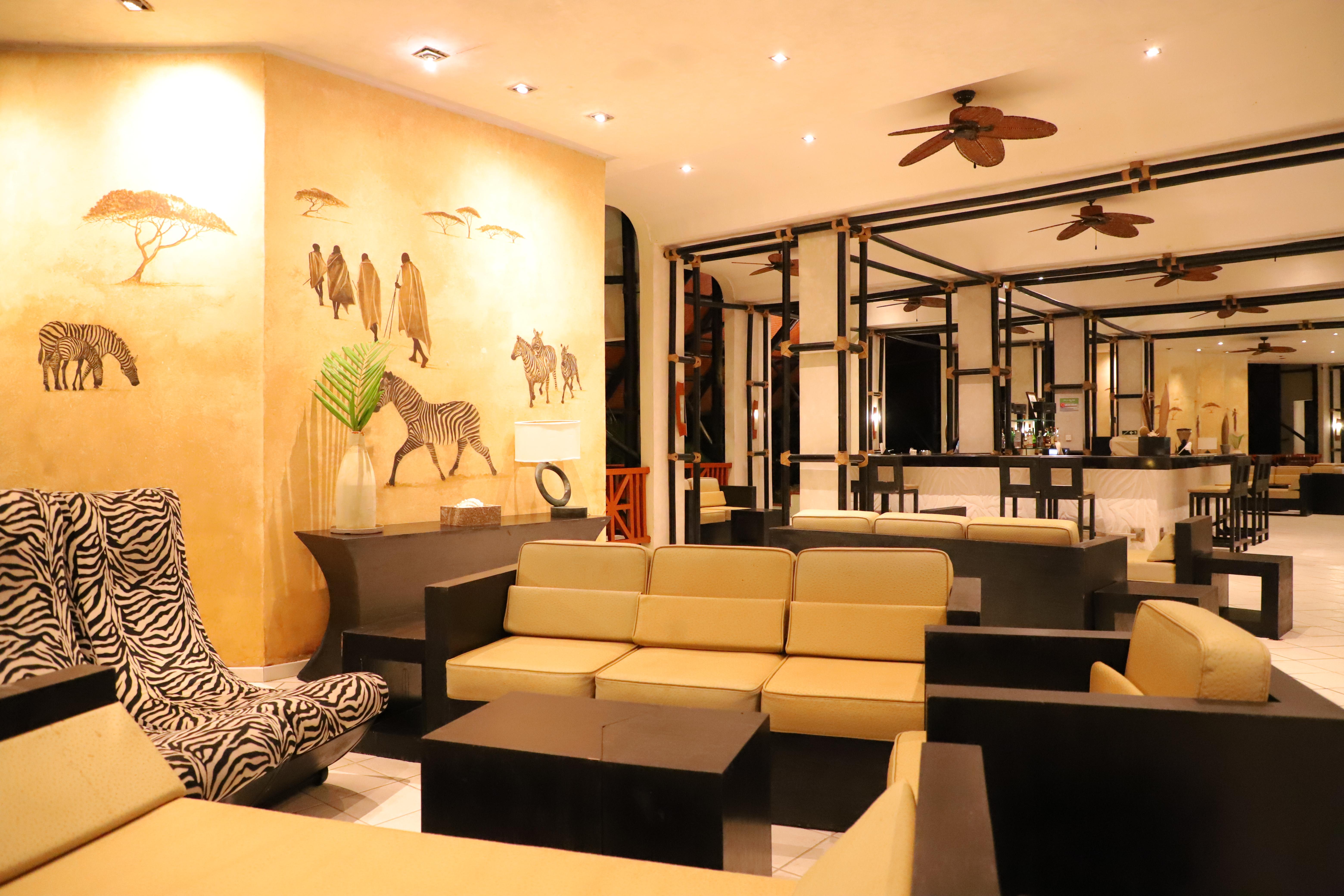 דיאני ביץ' Diani Reef Beach Resort & Spa - Your Beachfront Bliss Awaits מראה חיצוני תמונה The lobby of the hotel