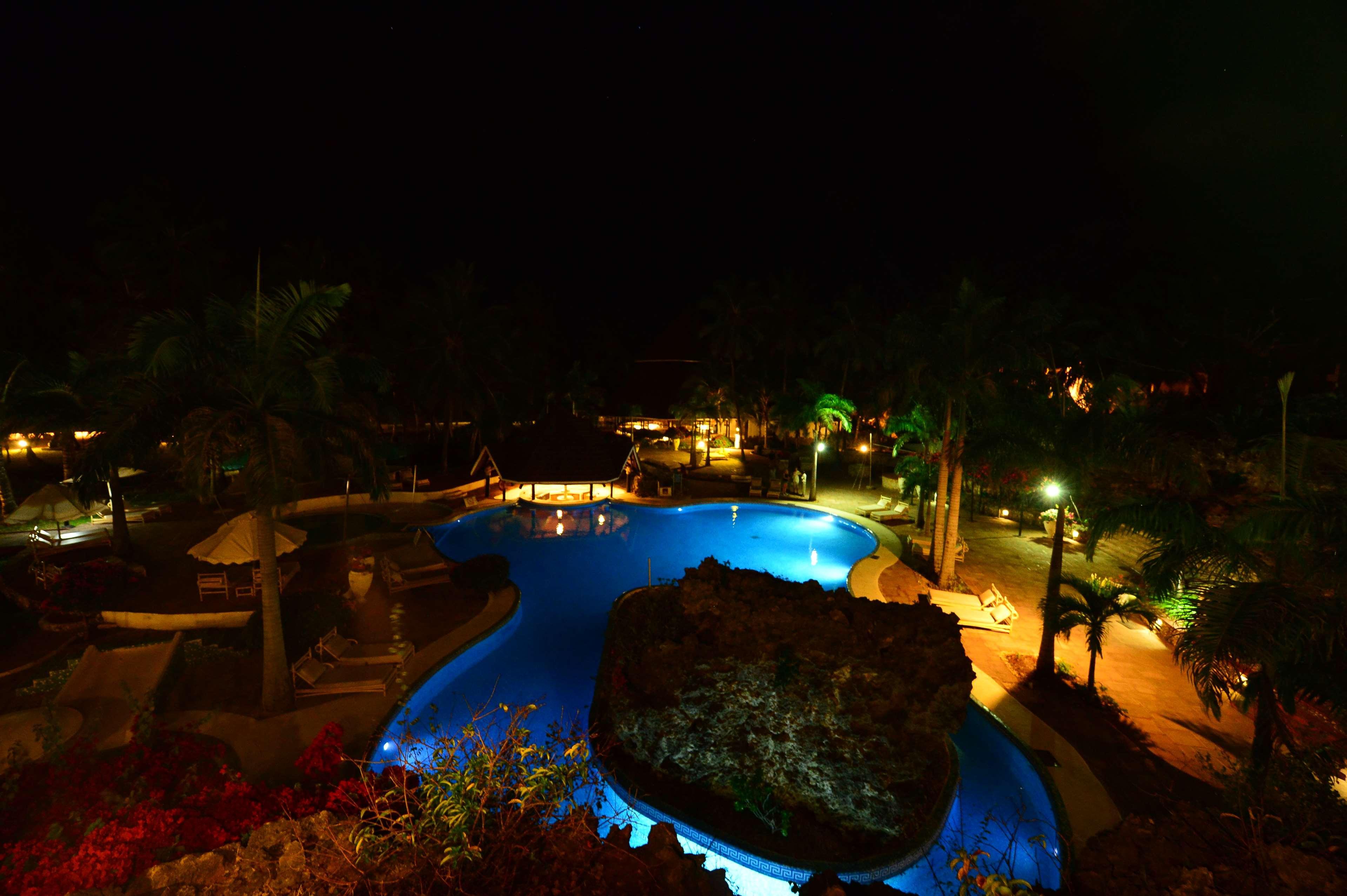 דיאני ביץ' Diani Reef Beach Resort & Spa - Your Beachfront Bliss Awaits מראה חיצוני תמונה The pool at night