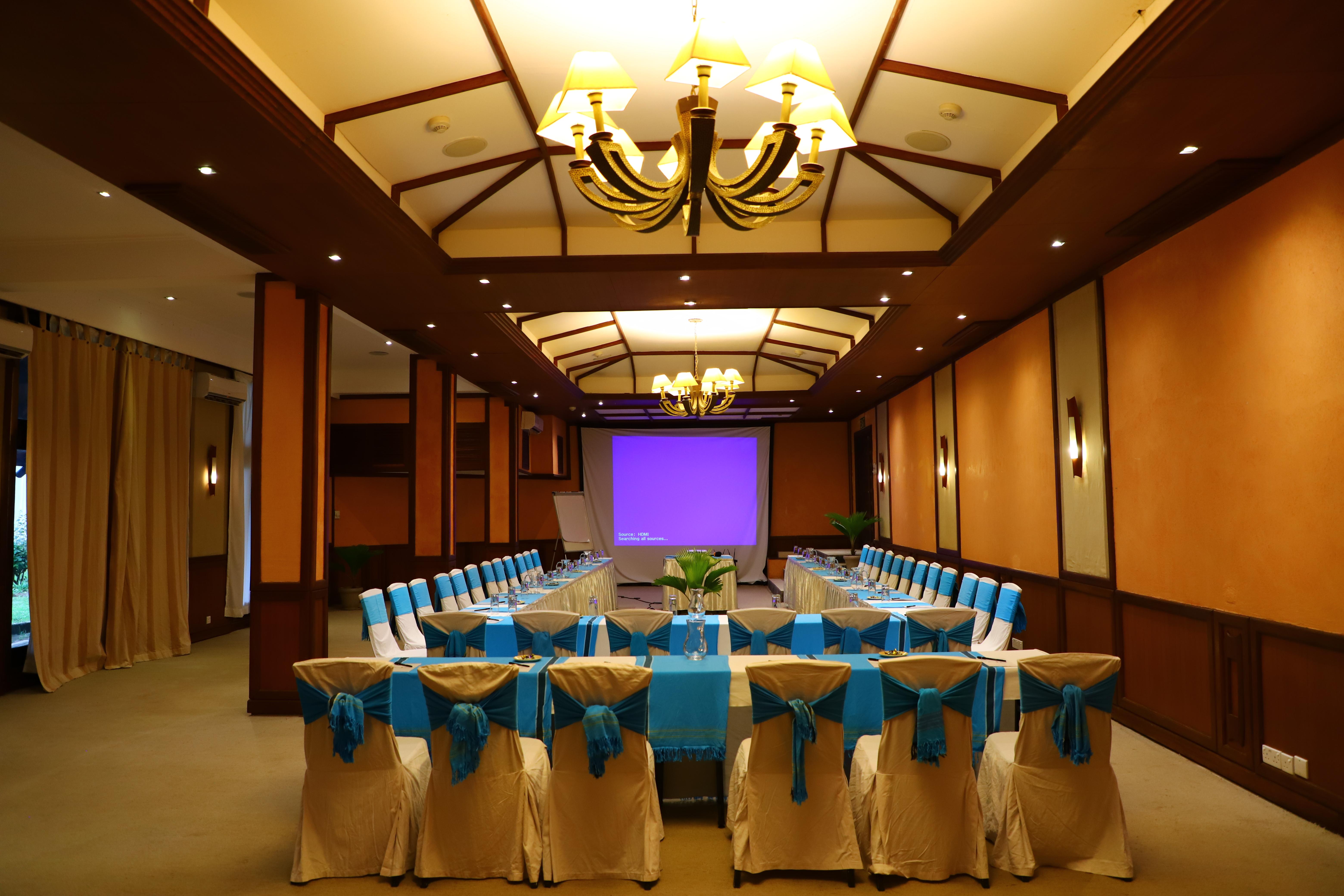 דיאני ביץ' Diani Reef Beach Resort & Spa - Your Beachfront Bliss Awaits מראה חיצוני תמונה A meeting room at a hotel