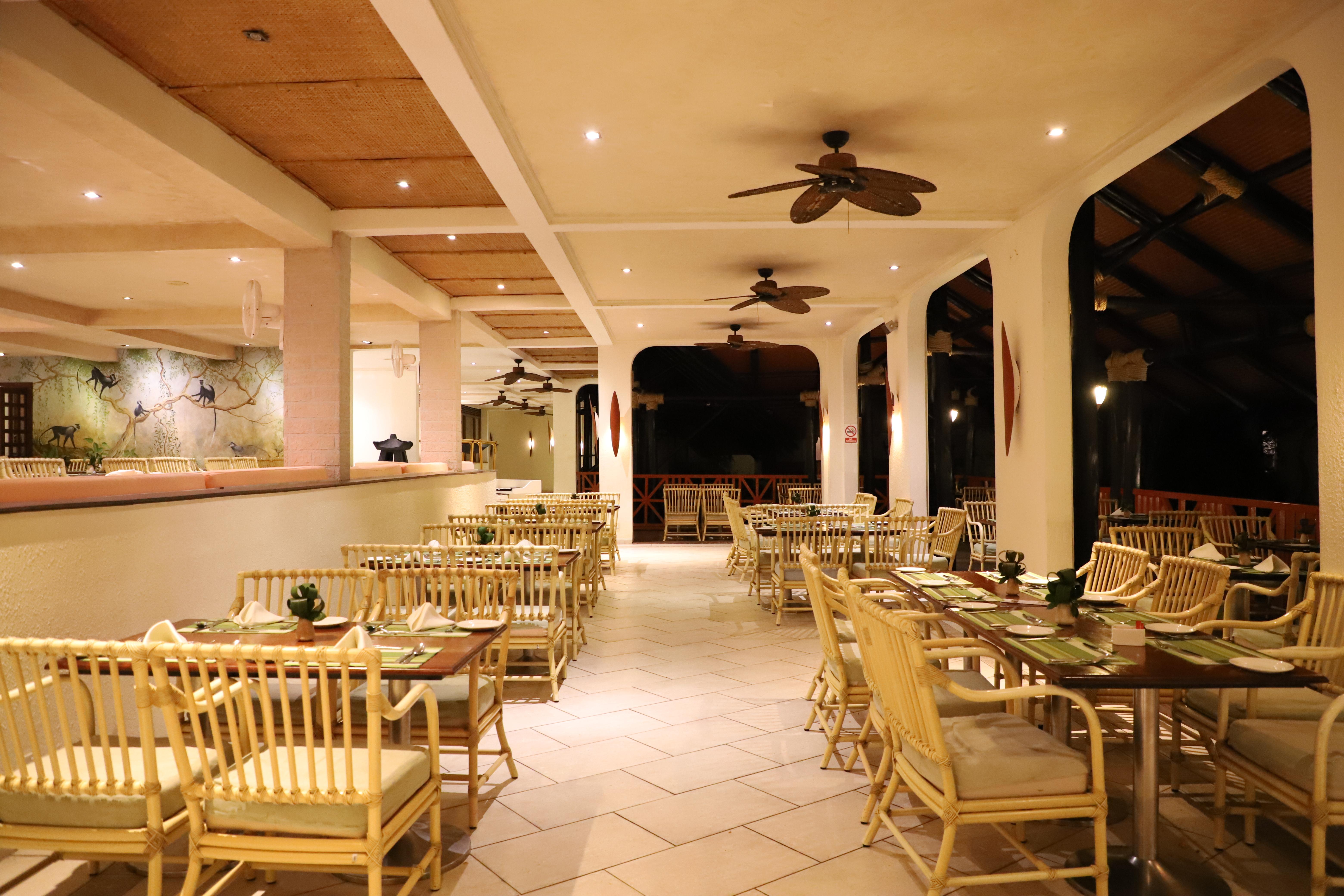 דיאני ביץ' Diani Reef Beach Resort & Spa - Your Beachfront Bliss Awaits מראה חיצוני תמונה The restaurant at the resort