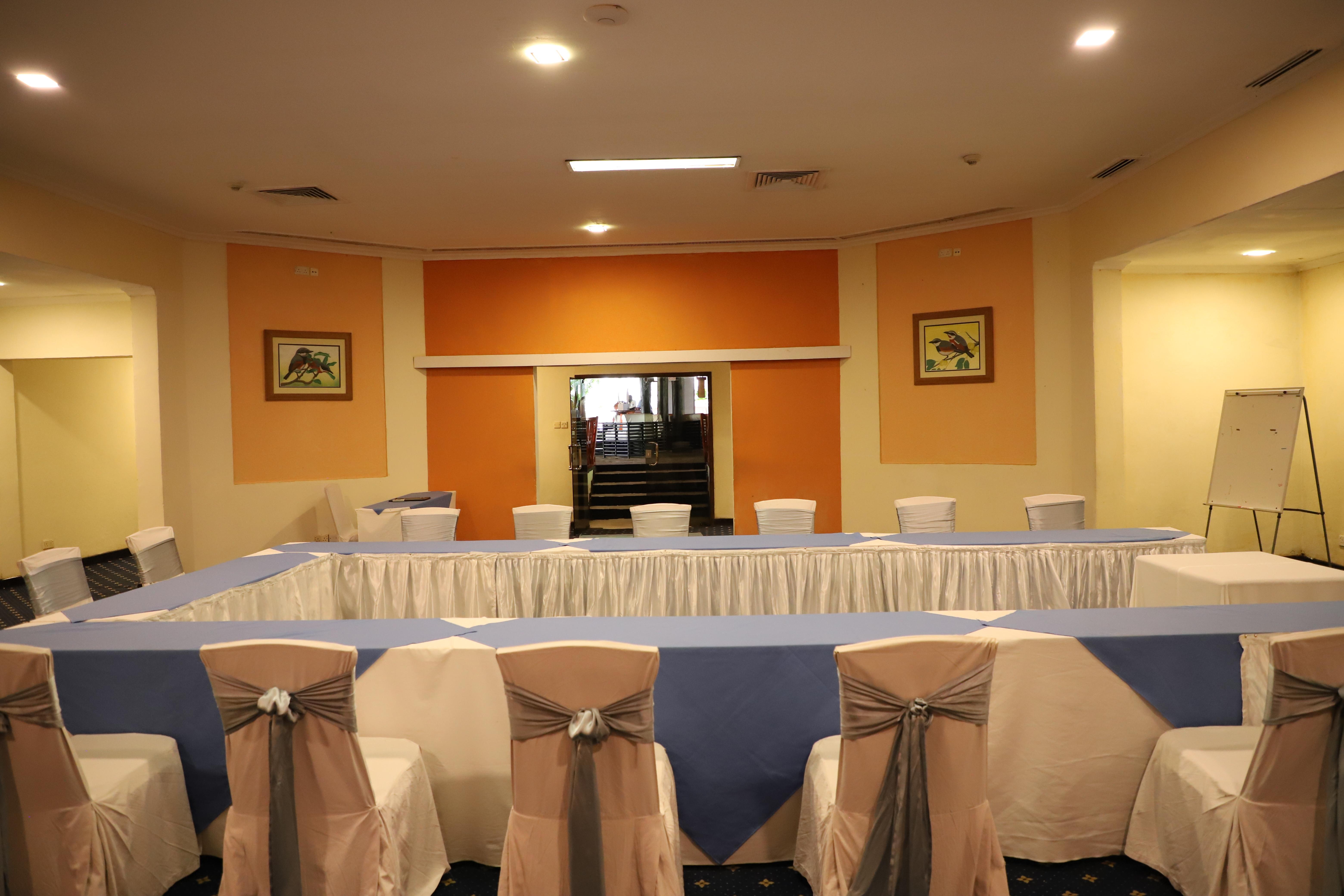 דיאני ביץ' Diani Reef Beach Resort & Spa - Your Beachfront Bliss Awaits מראה חיצוני תמונה A meeting room at the hotel