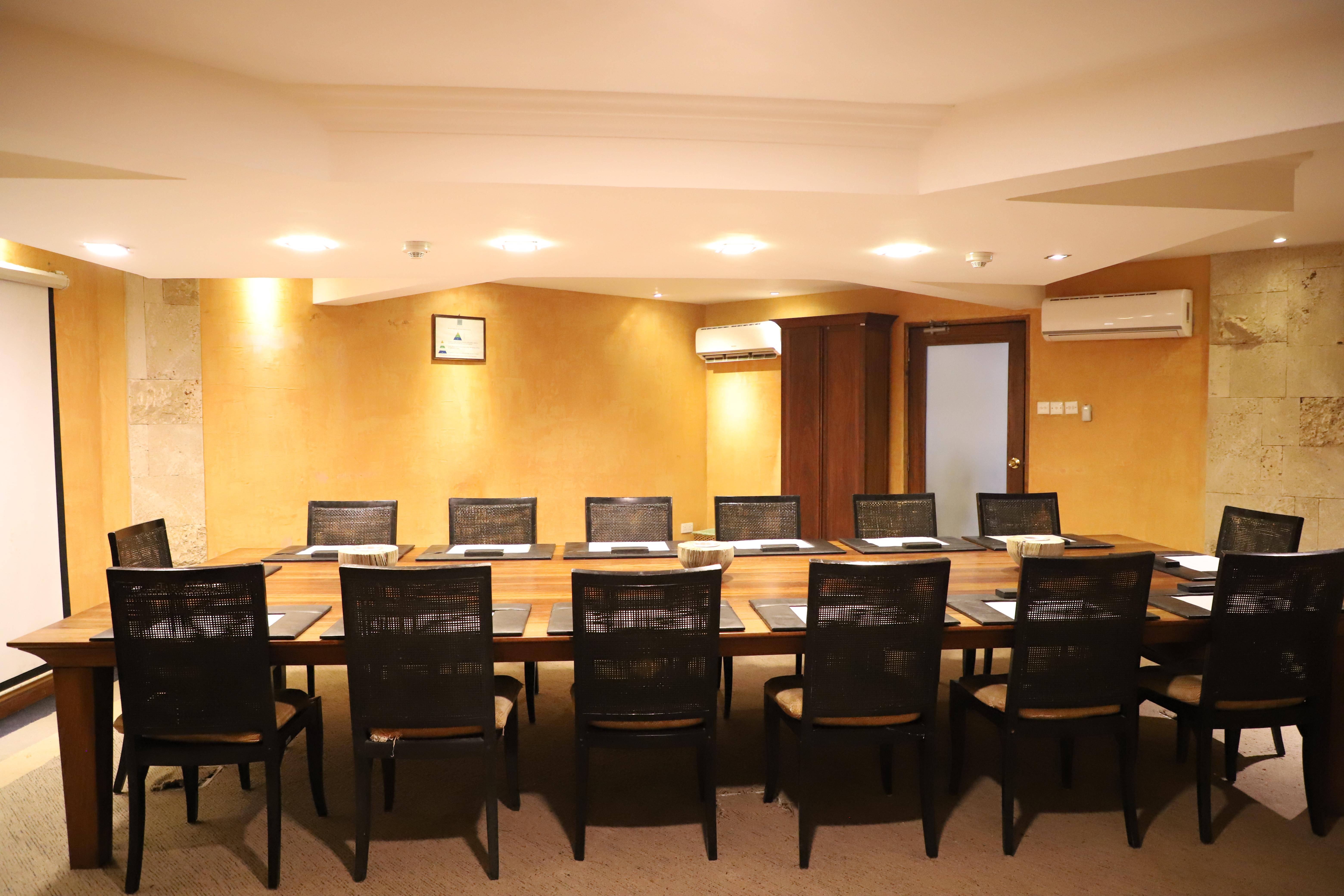 דיאני ביץ' Diani Reef Beach Resort & Spa - Your Beachfront Bliss Awaits מראה חיצוני תמונה A typical boardroom