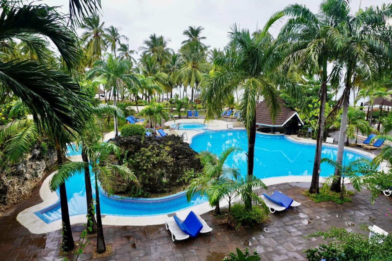 דיאני ביץ' Diani Reef Beach Resort & Spa - Your Beachfront Bliss Awaits מראה חיצוני תמונה The pool at the hotel