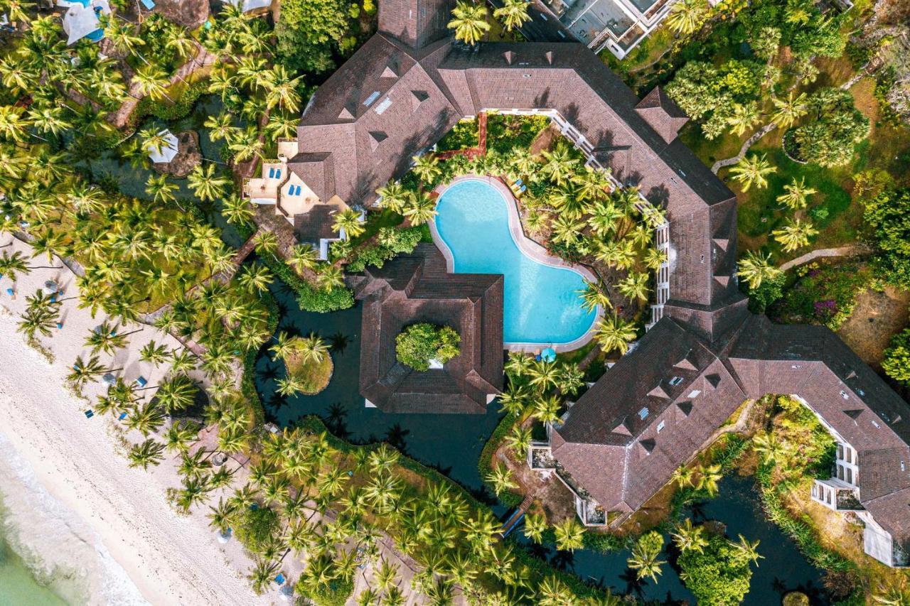דיאני ביץ' Diani Reef Beach Resort & Spa - Your Beachfront Bliss Awaits מראה חיצוני תמונה Aerial view of the resort