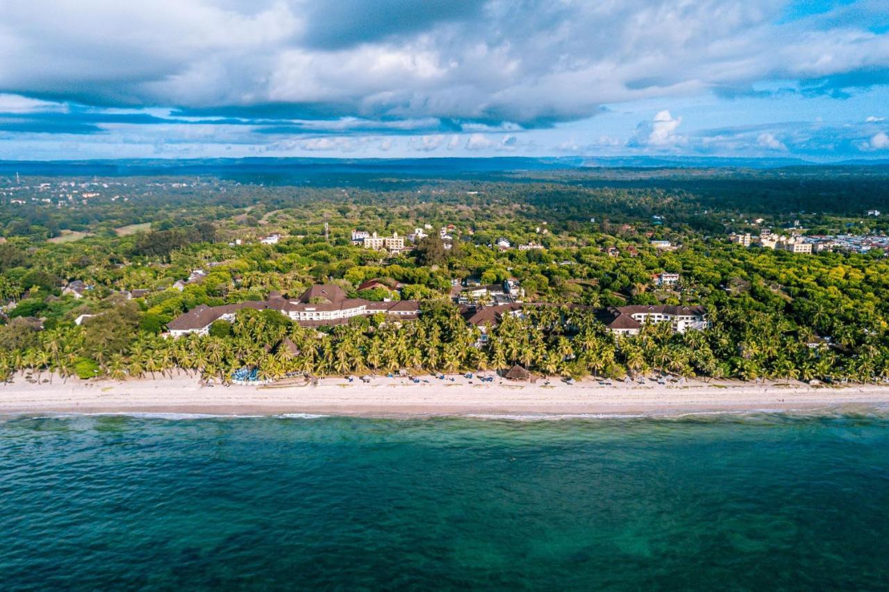 דיאני ביץ' Diani Reef Beach Resort & Spa - Your Beachfront Bliss Awaits מראה חיצוני תמונה Aerial view of the beach