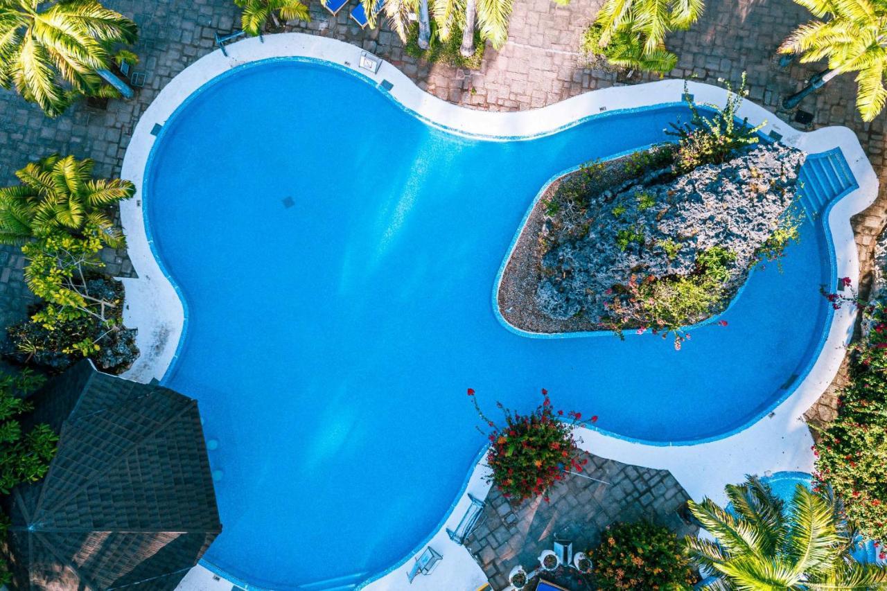דיאני ביץ' Diani Reef Beach Resort & Spa - Your Beachfront Bliss Awaits מראה חיצוני תמונה Aerial view of a swimming pool