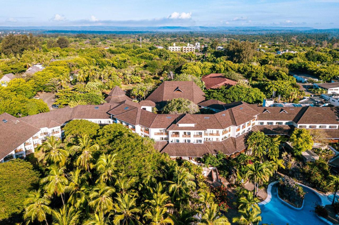 דיאני ביץ' Diani Reef Beach Resort & Spa - Your Beachfront Bliss Awaits מראה חיצוני תמונה Aerial view of the hotel