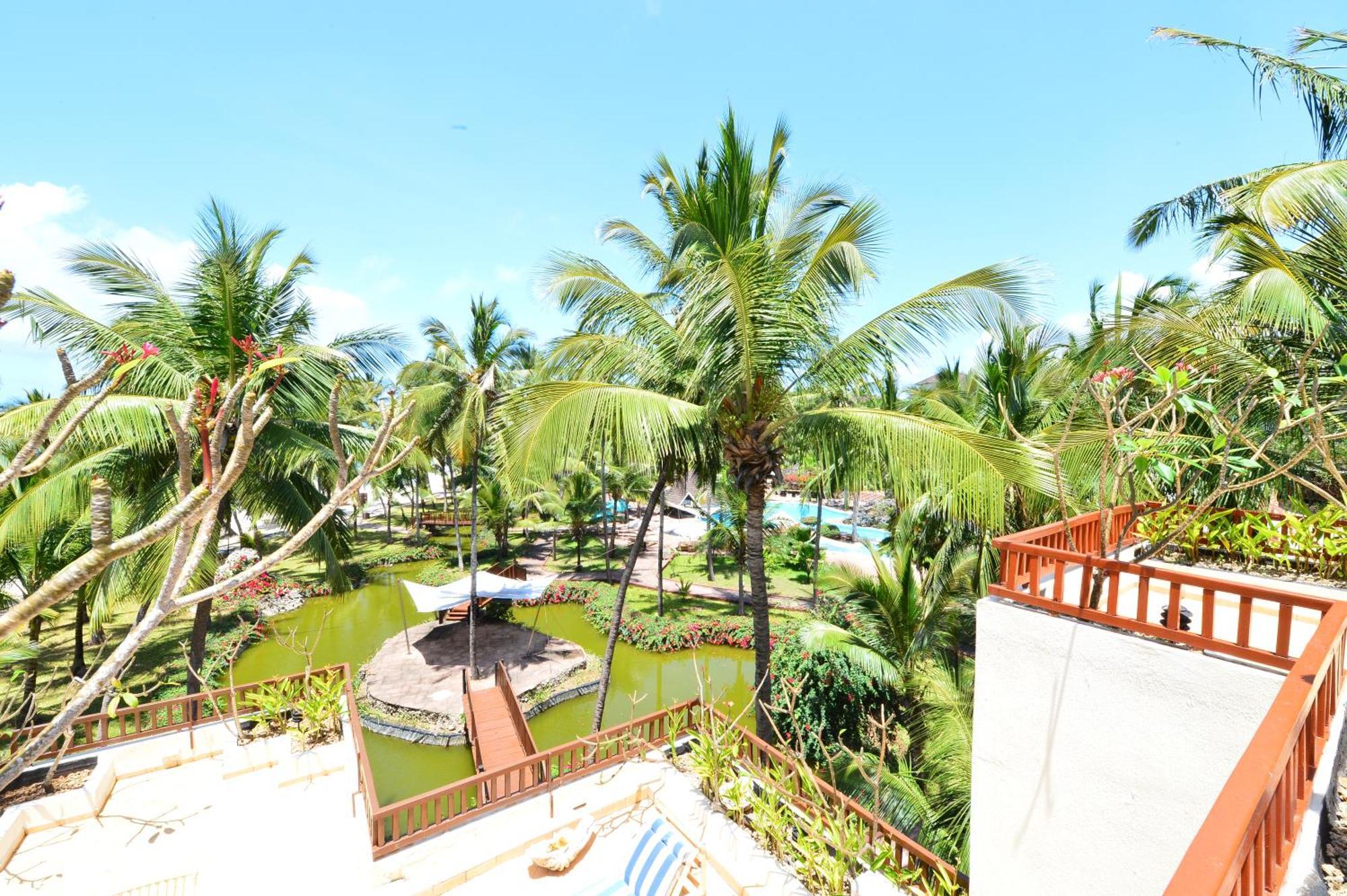 דיאני ביץ' Diani Reef Beach Resort & Spa - Your Beachfront Bliss Awaits מראה חיצוני תמונה The resort's swimming pool