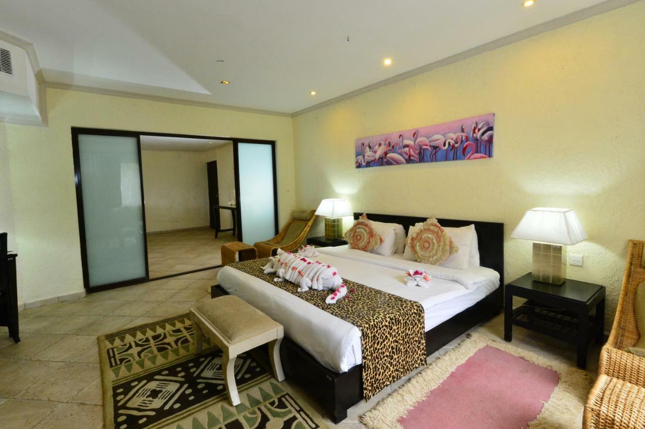 דיאני ביץ' Diani Reef Beach Resort & Spa - Your Beachfront Bliss Awaits מראה חיצוני תמונה A bedroom at the resort