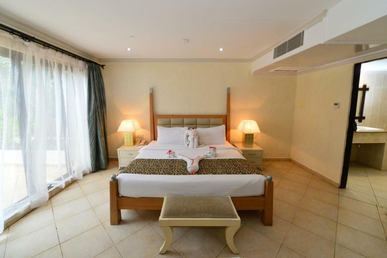 דיאני ביץ' Diani Reef Beach Resort & Spa - Your Beachfront Bliss Awaits מראה חיצוני תמונה A bedroom at the hotel