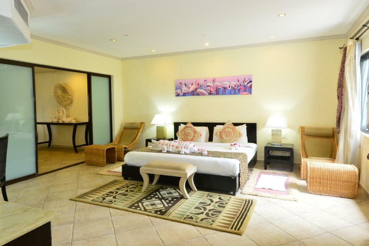 דיאני ביץ' Diani Reef Beach Resort & Spa - Your Beachfront Bliss Awaits מראה חיצוני תמונה A bedroom at the hotel