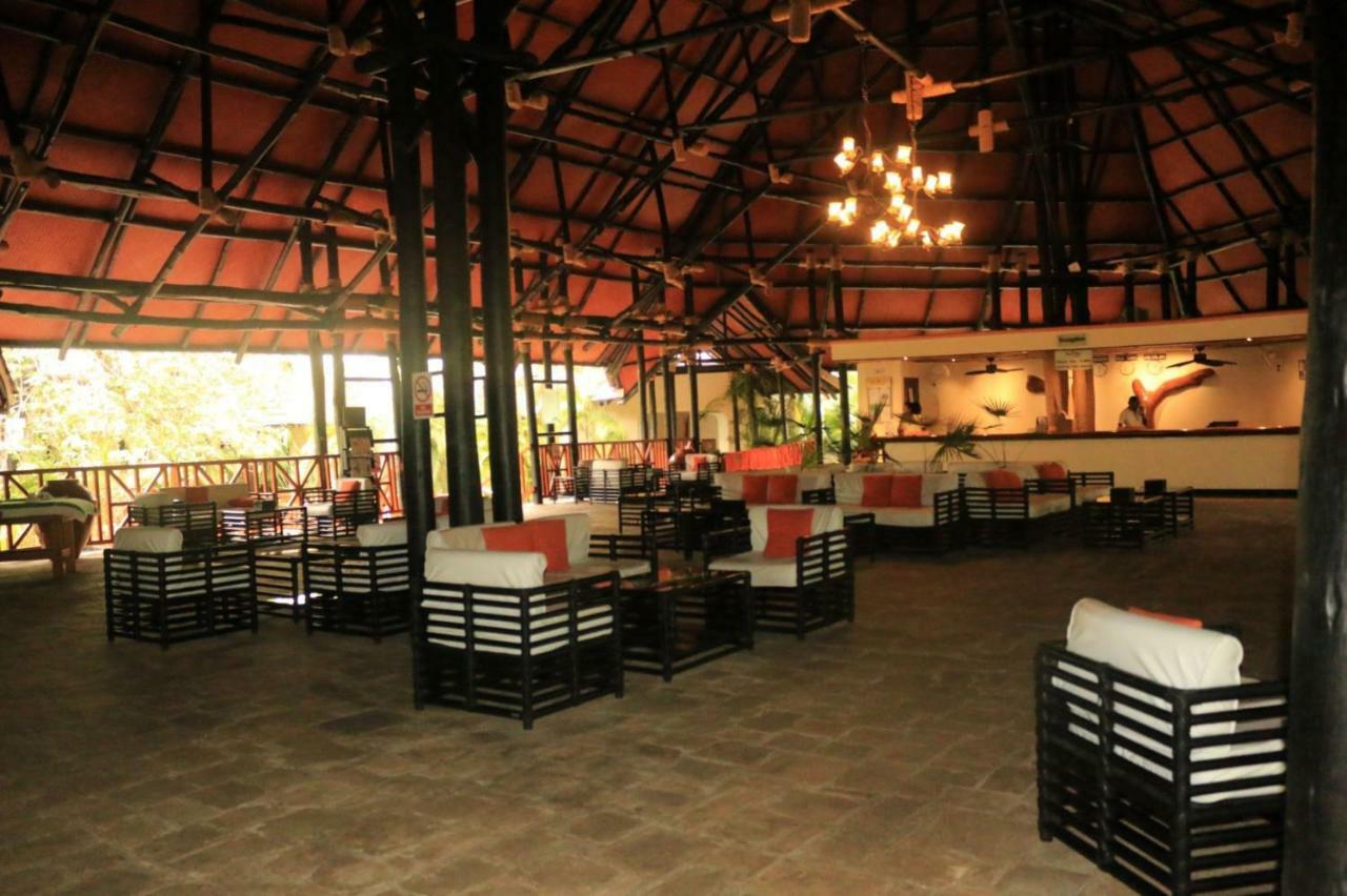 דיאני ביץ' Diani Reef Beach Resort & Spa - Your Beachfront Bliss Awaits מראה חיצוני תמונה The interior of the restaurant