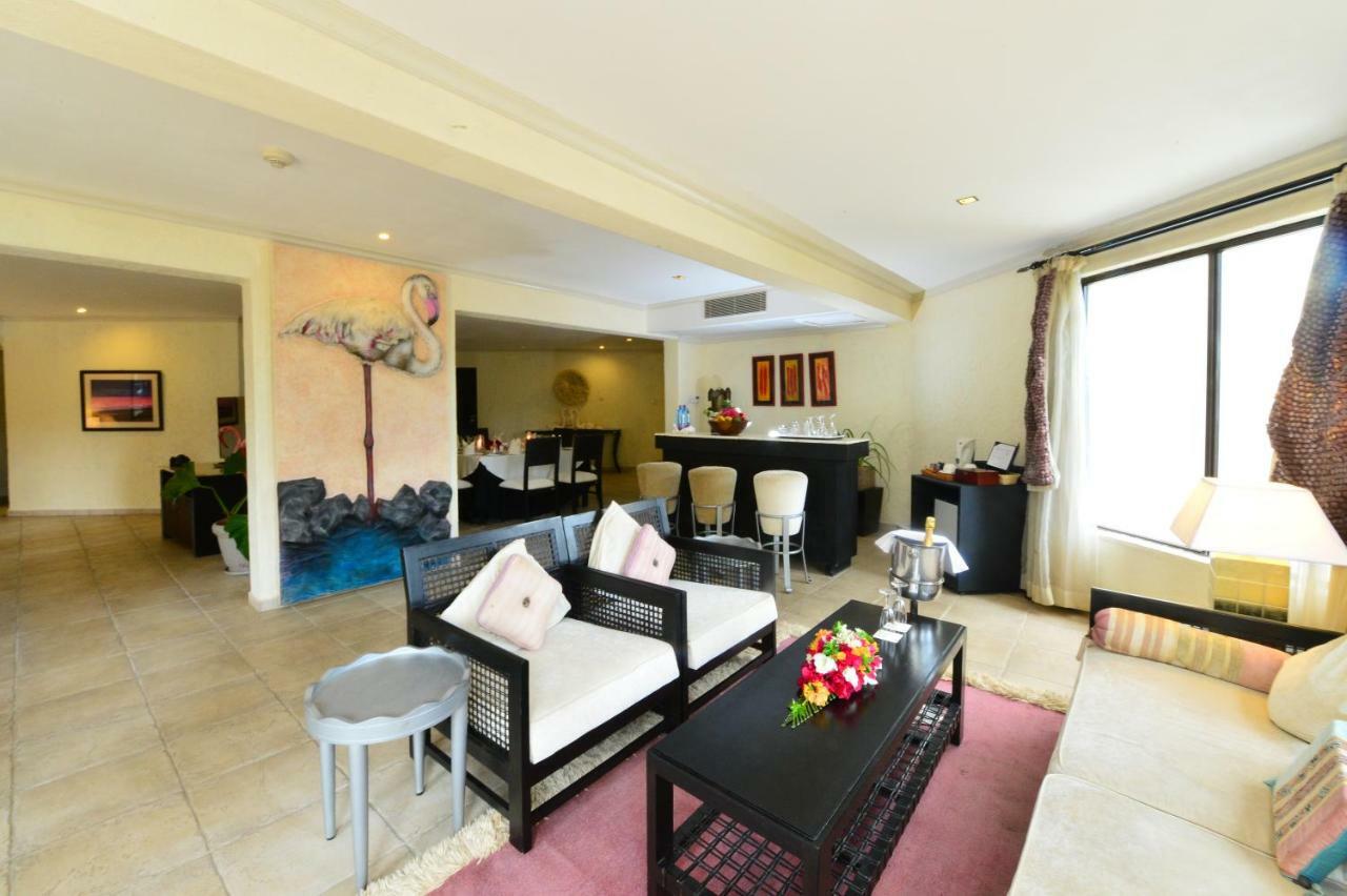 דיאני ביץ' Diani Reef Beach Resort & Spa - Your Beachfront Bliss Awaits מראה חיצוני תמונה A living room in a condominium