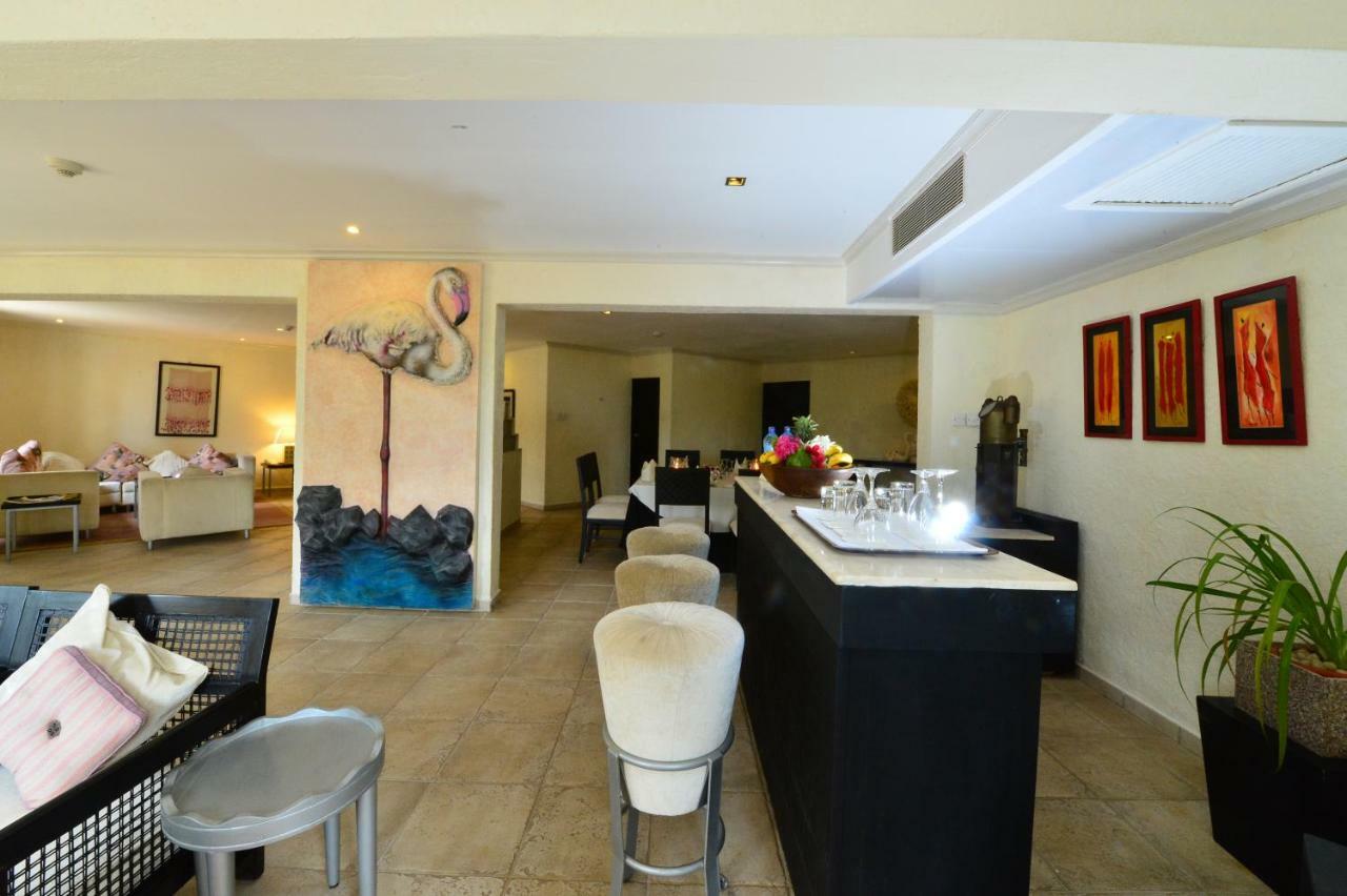דיאני ביץ' Diani Reef Beach Resort & Spa - Your Beachfront Bliss Awaits מראה חיצוני תמונה The interior of a suite at the hotel