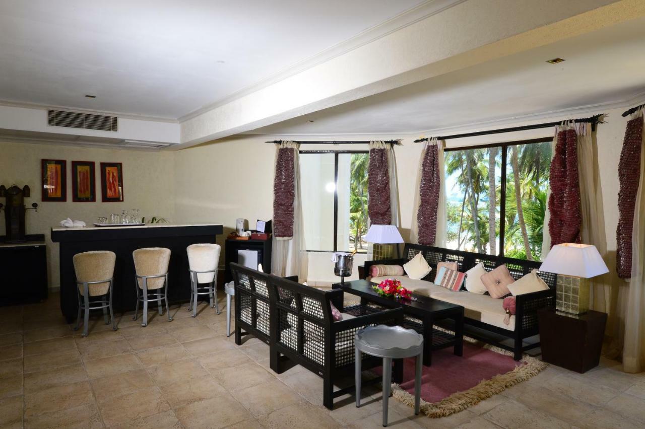 דיאני ביץ' Diani Reef Beach Resort & Spa - Your Beachfront Bliss Awaits מראה חיצוני תמונה A living room in a suite at the Hilton San Diego Bayfront