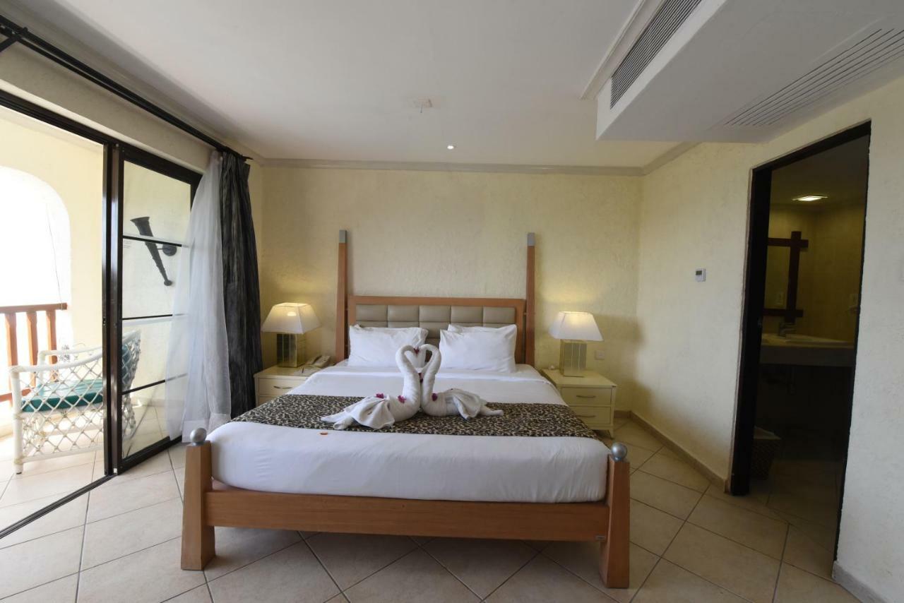 דיאני ביץ' Diani Reef Beach Resort & Spa - Your Beachfront Bliss Awaits מראה חיצוני תמונה A bedroom at the resort