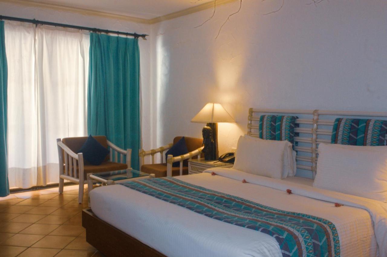 דיאני ביץ' Diani Reef Beach Resort & Spa - Your Beachfront Bliss Awaits מראה חיצוני תמונה A room at the hotel